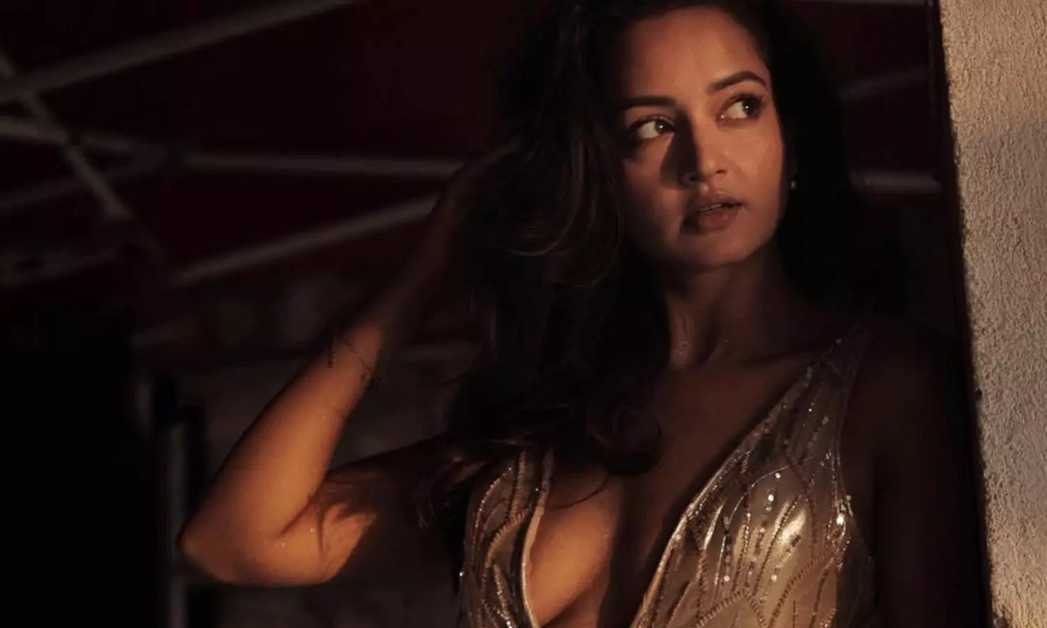 శాన్వి గోల్డెన్ గ్లామర్ షో.. స్టన్నింగ్!