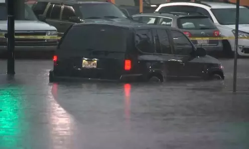 అమెరికాను వణికిస్తున్న వరదలు.. ఆ రెండు రాష్ట్రాల్లో ఎమర్జెన్సీ అమెరికాను వణికిస్తున్న వరదలు.. ఆ రెండు రాష్ట్రాల్లో ఎమర్జెన్సీ