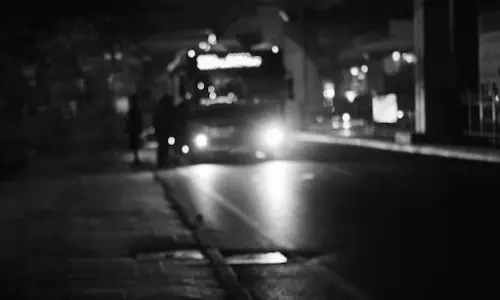 కదులుతున్న స్లీపర్ బస్సులో డెలివరీ.. వస్త్రంలో చుట్టి విసిరేసిన తల్లి