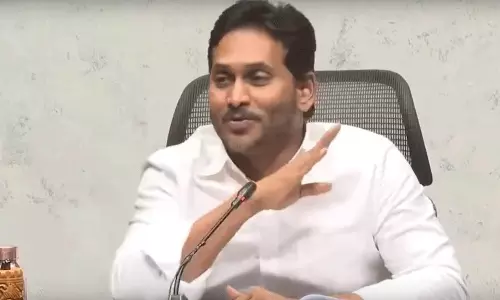 బాబు యాక్టింగ్ సూపరంటూనే జగన్ పుష్ప మేనరిజం!