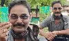 పామును పట్టి మెడలో వేసుకుని తిరిగితే... షాకింగ్  వీడియో!