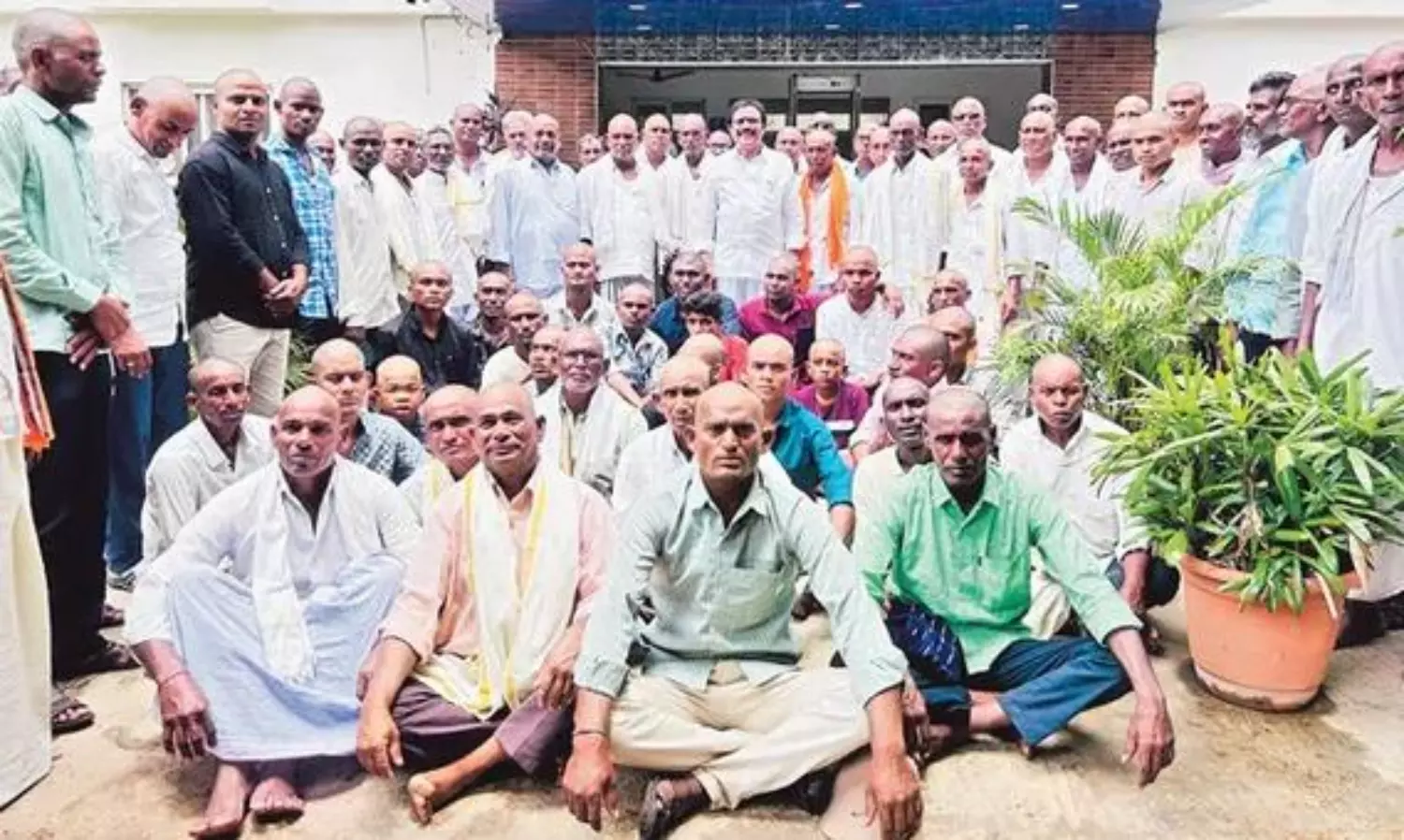 తెలంగాణ ఎమ్మెల్యే గెలుపు మొక్కును తిరుమలలో తీర్చుకున్న 150 మంది ఫ్యాన్స్!