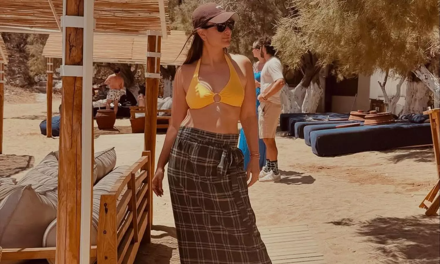 బికినీ బీచ్‌లో బెబో లుంగీ డ్యాన్స్!