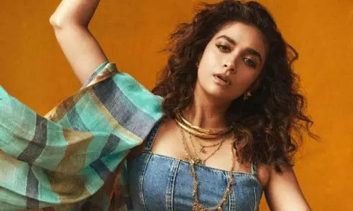 మల్లెపూల అందంతో కీర్తి కిర్రాక్ గ్లామర్ టచ్ మల్లెపూల అందంతో కీర్తి కిర్రాక్ గ్లామర్ టచ్