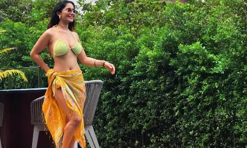 బికినీ వైబ్ తో క్యూట్ హీరోయిన్ స్టన్నింగ్ లుక్స్