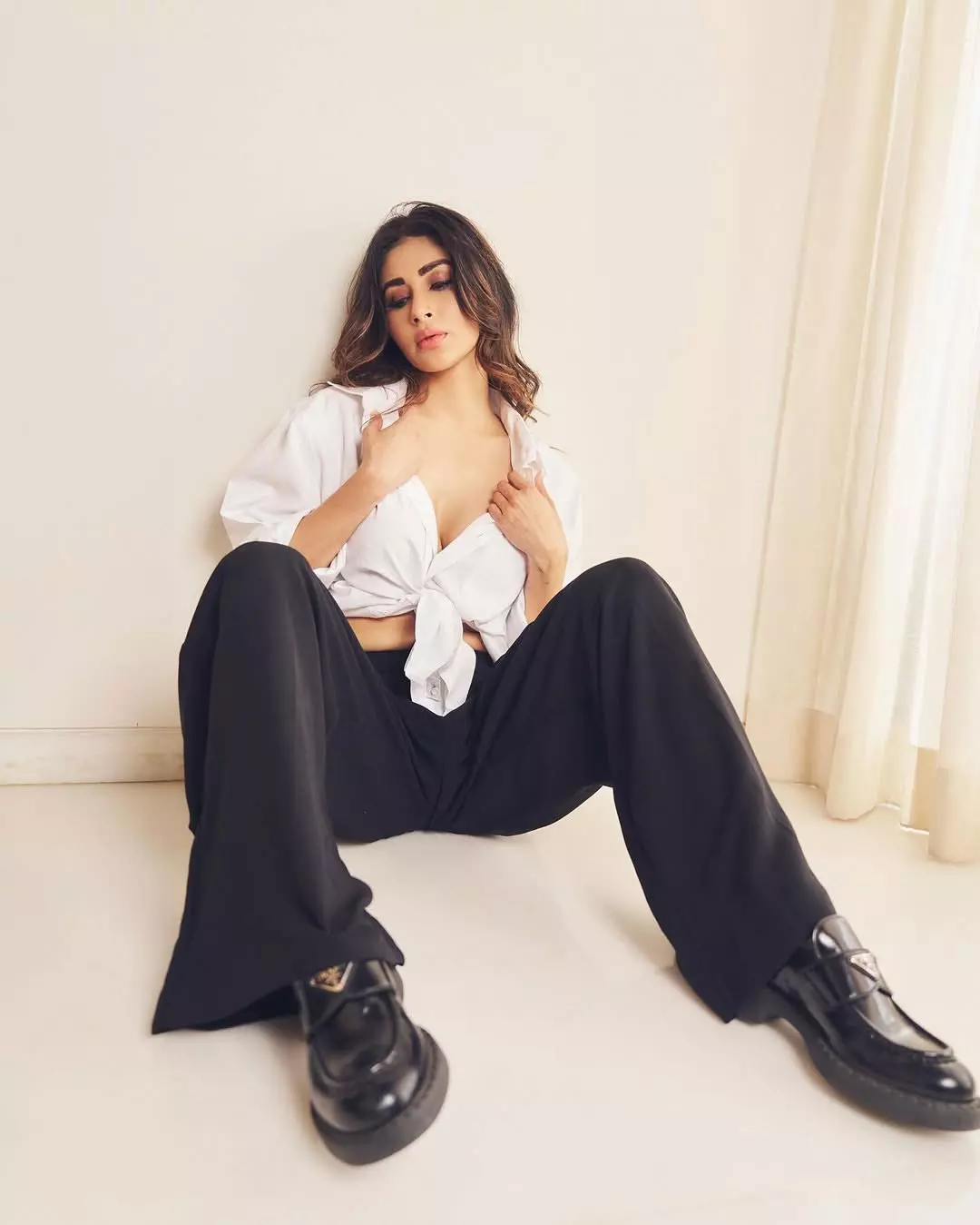 Mouni Roy Wows in Elegant Outfit Mouni Roy Wows in Elegant Outfit