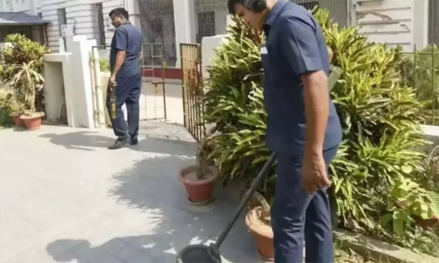 40 స్కూళ్లకు బాంబు బెదిరింపులు.. ఢిల్లీ, బెంగళూరులో కలకలం