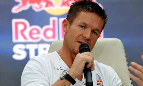 అంతరిక్షం నుంచి దూకి బ్రతికాడు.. పారాగ్లైడింగ్  చేస్తూ చనిపోయాడు!