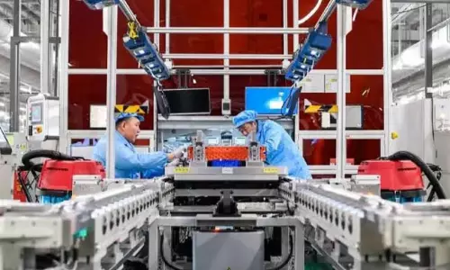 ఈవీ బ్యాటరీ టెక్నాలజీపై చైనా బ్యాన్: ప్రపంచ మార్కెట్కు సవాళ్లు ఈవీ బ్యాటరీ టెక్నాలజీపై చైనా బ్యాన్: ప్రపంచ మార్కెట్కు సవాళ్లు