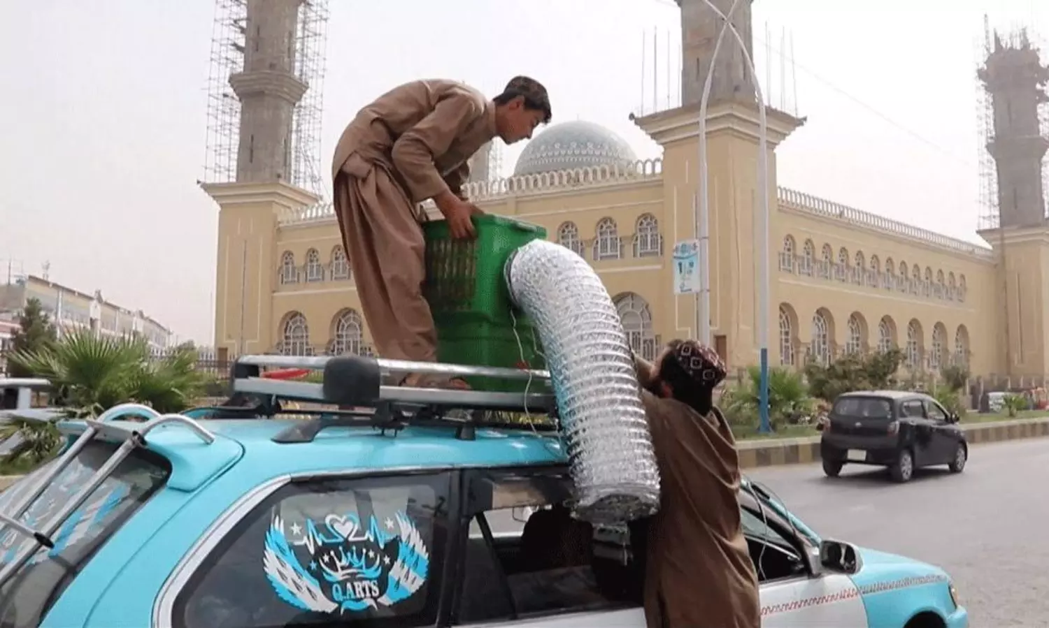 కారే కదిలే కూలరు.. ఎండలకు తాళలేక తాలిబన్ డ్రైవర్ల తెలివైన ఆలోచన కారే కదిలే కూలరు.. ఎండలకు తాళలేక తాలిబన్ డ్రైవర్ల తెలివైన ఆలోచన