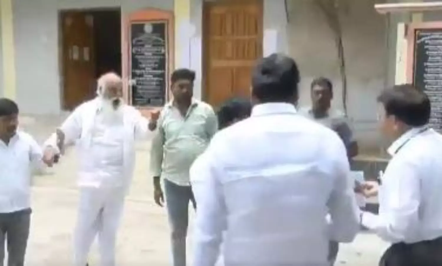 డీపీవోపై జేసీ తిట్ల దండకం.. ఏం పీకలేవంటూ వార్నింగ్