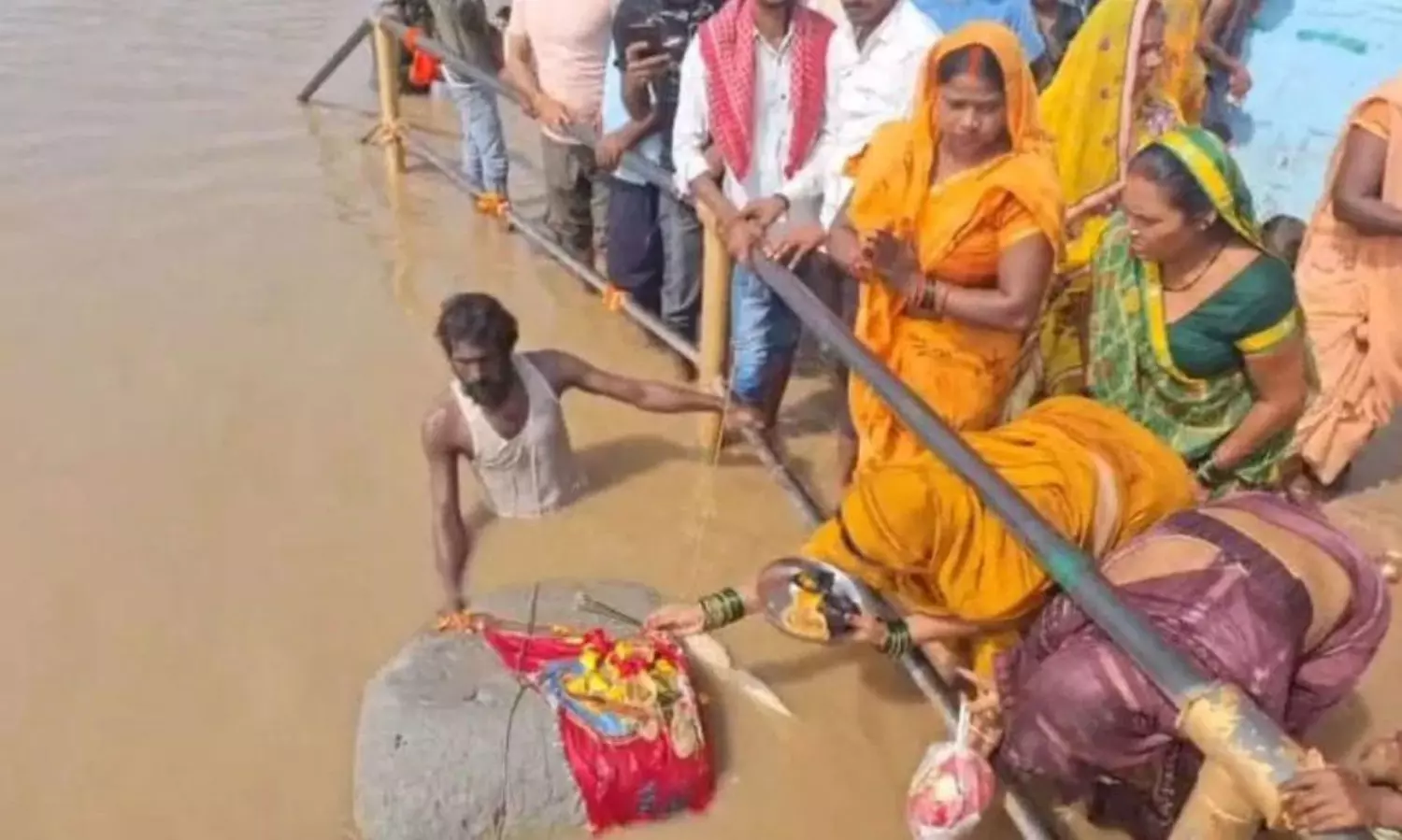 రాముడి లీలేనా? గంగలో 3 క్వింటాళ్ల రాయి తేలియాడింది! రాముడి లీలేనా? గంగలో 3 క్వింటాళ్ల రాయి తేలియాడింది!
