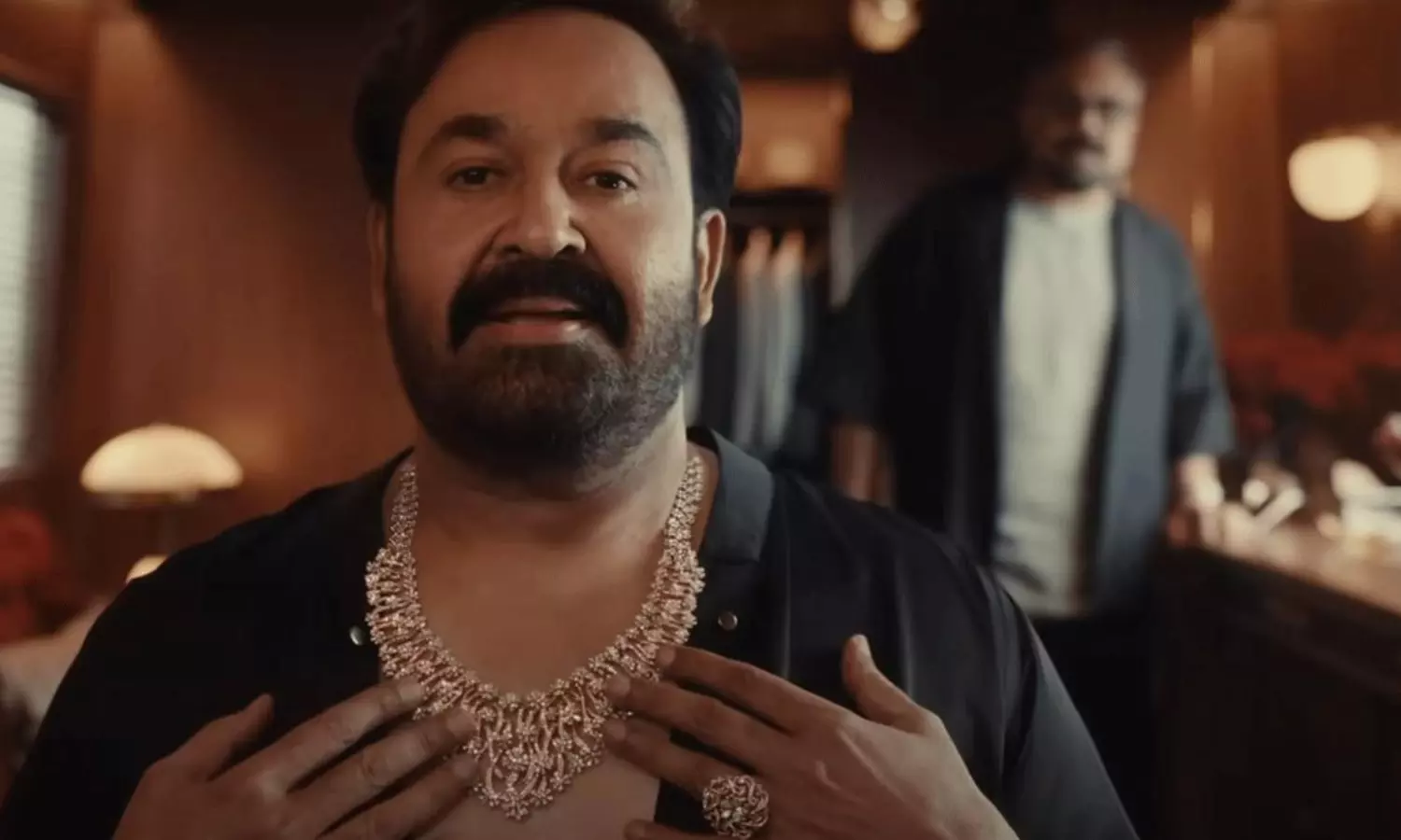 వీడియో : నగలు వేసుకుని షాక్ ఇచ్చిన సూపర్ స్టార్ వీడియో : నగలు వేసుకుని షాక్ ఇచ్చిన సూపర్ స్టార్