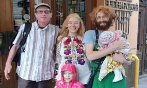 రష్యా మహిళను ఉంచిన కేంద్రం వద్ద ఆమె ప్రియుడి హడావుడి