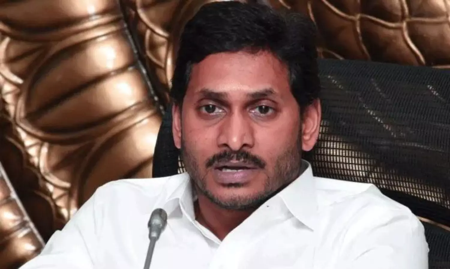 మద్యం స్కామ్  ఛార్జ్ షీట్  లో జగన్  పేరు... 305 పేజీల్లో ఏముందంటే..!