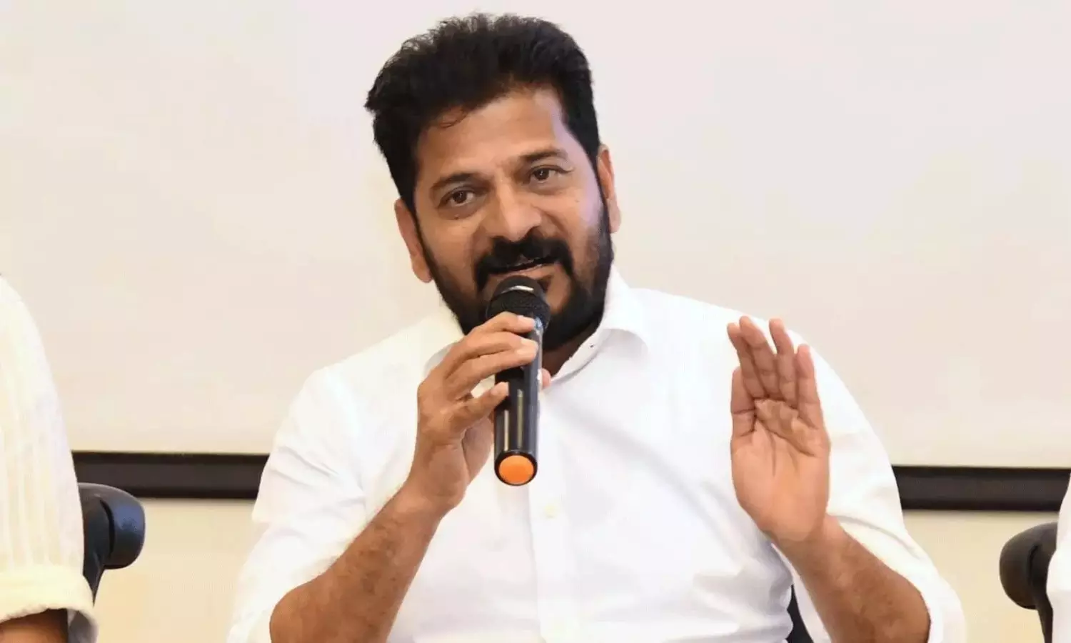 రేవంత్ సంచలనం : తల్లిదండ్రులను నిర్లక్ష్యం చేస్తే ఉద్యోగుల జీతం కట్! రేవంత్ సంచలనం : తల్లిదండ్రులను నిర్లక్ష్యం చేస్తే ఉద్యోగుల జీతం కట్!