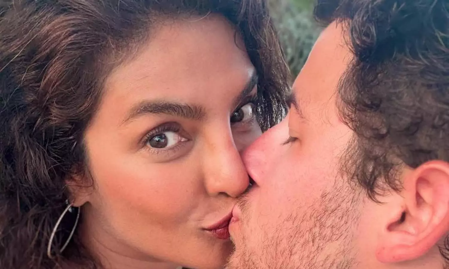 పిక్టాక్ : బర్త్డే పార్టీకి ఈ ముద్దుతో ముగింపు పిక్టాక్ : బర్త్డే పార్టీకి ఈ ముద్దుతో ముగింపు