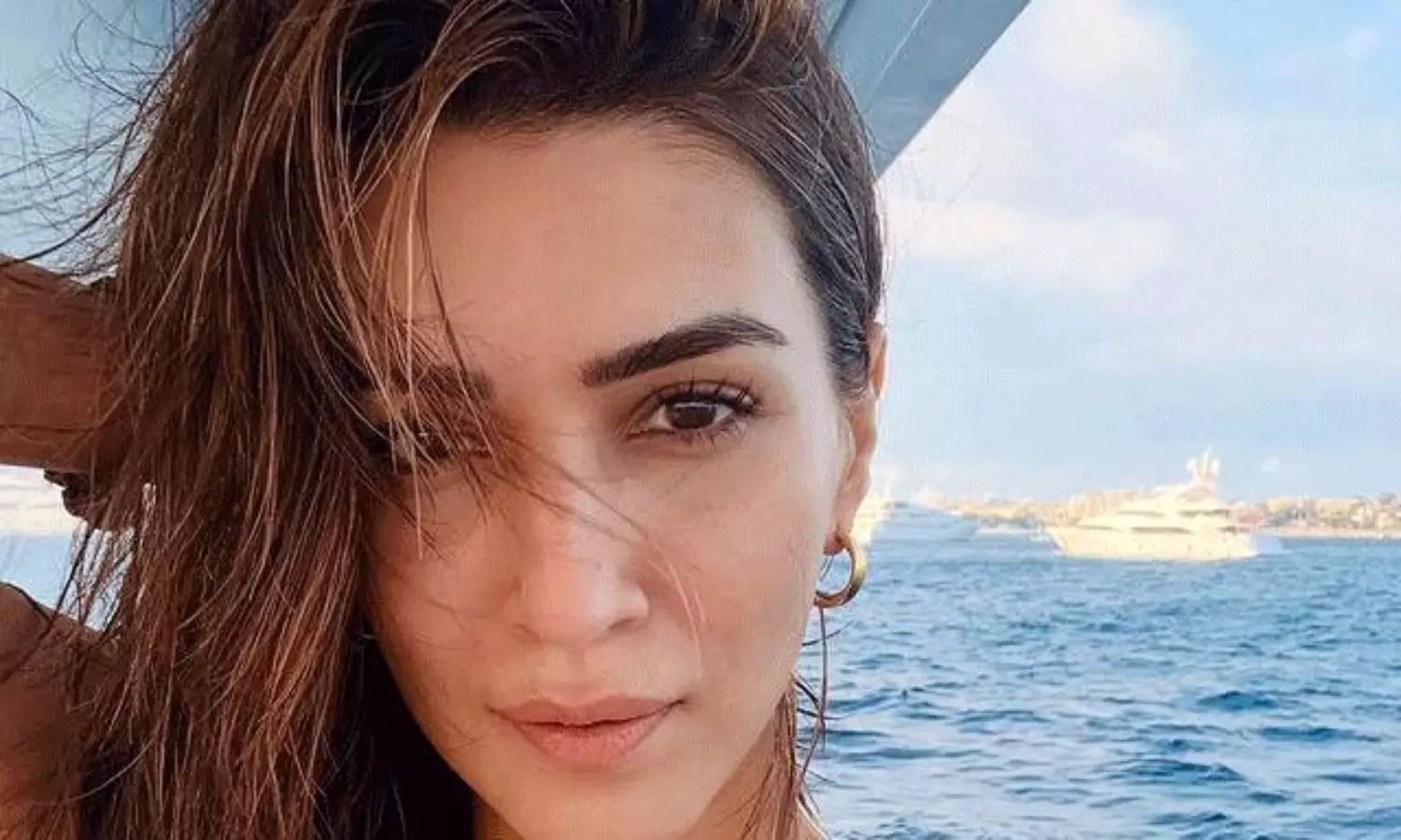 ఫోటో స్టోరి: సముద్రంలో సైరన్ మోగించిన కృతి! ఫోటో స్టోరి: సముద్రంలో సైరన్ మోగించిన కృతి!