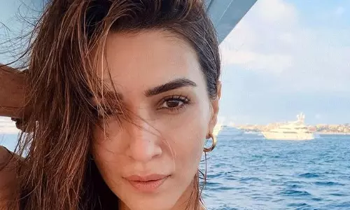 ఫోటో స్టోరి: స‌ముద్రంలో సైర‌న్ మోగించిన కృతి!