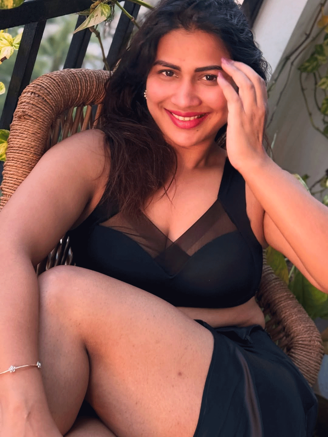 Inaya Sultana Welcomes the Sunrise with 6 AM Click