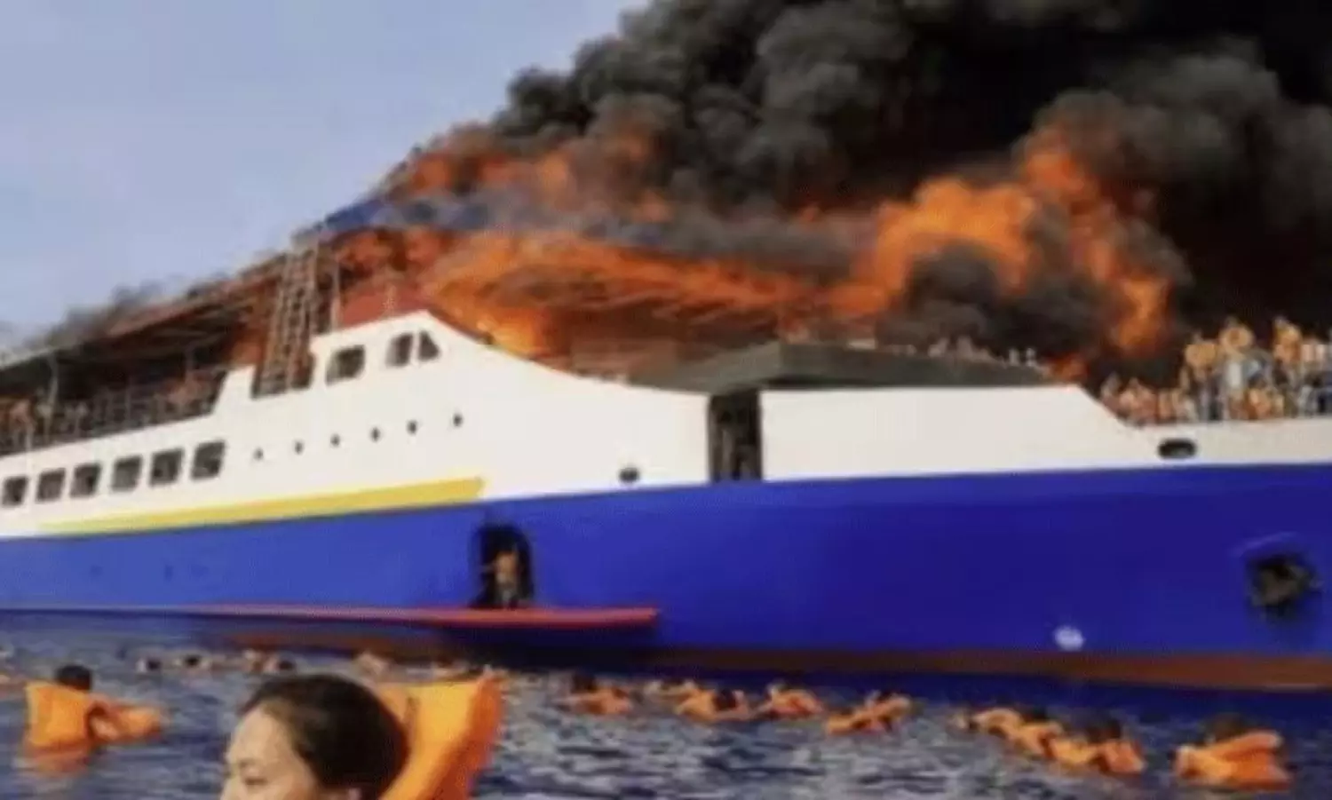 ఫెర్రీలో భారీ మంటలు.. సముద్రంలోకి దూకిన ప్రయాణికులు.. వైరల్ వీడియో! ఫెర్రీలో భారీ మంటలు.. సముద్రంలోకి దూకిన ప్రయాణికులు.. వైరల్ వీడియో!