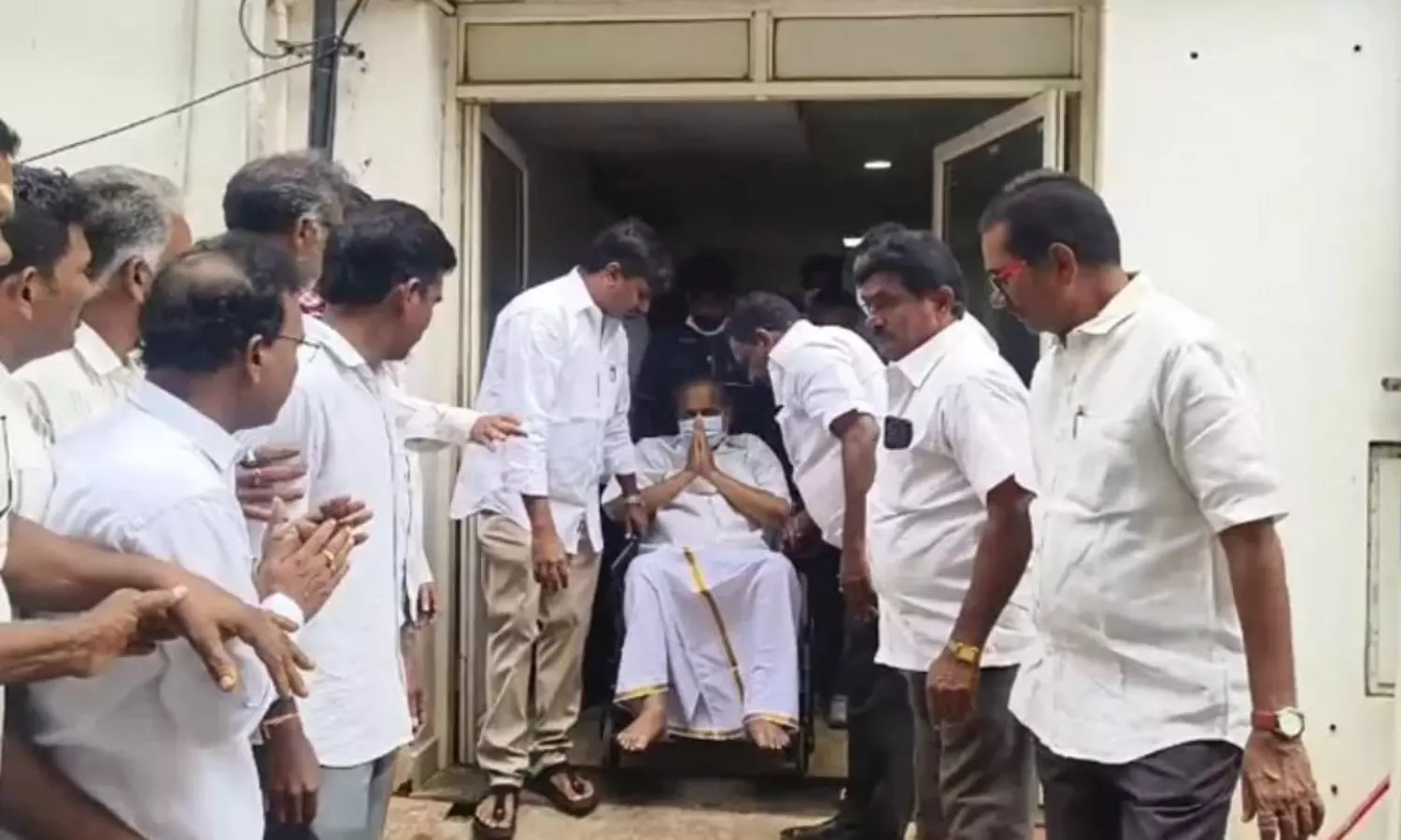 ముద్రగడ కోసం జగన్ ఎయిర్ అంబులెన్స్... హైదరాబాద్  వెళ్లే ముందు ఓ సారి కిర్లంపూడికి... ముద్రగడ కోరిక!