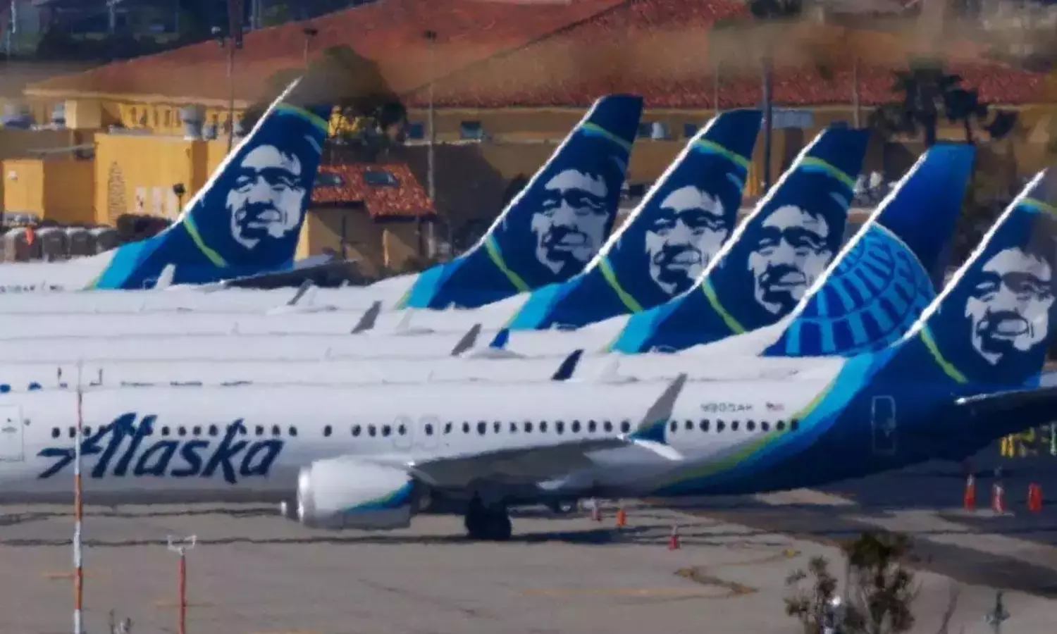 వందల విమానాలు ఒకేసారి ల్యాండ్... అలస్కా ఎయిర్ లైన్స్ కు ఏమైంది..!