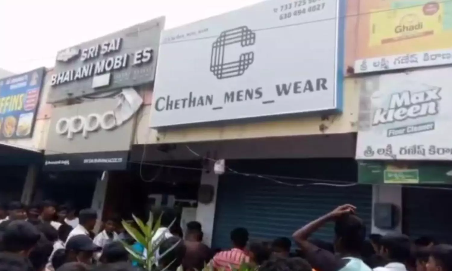 రూ.2 కే షర్ట్.. ఇన్ స్టా రీల్ వైరల్.. ఓనర్ పరార్.. ఏం జరిగిందంటే.?