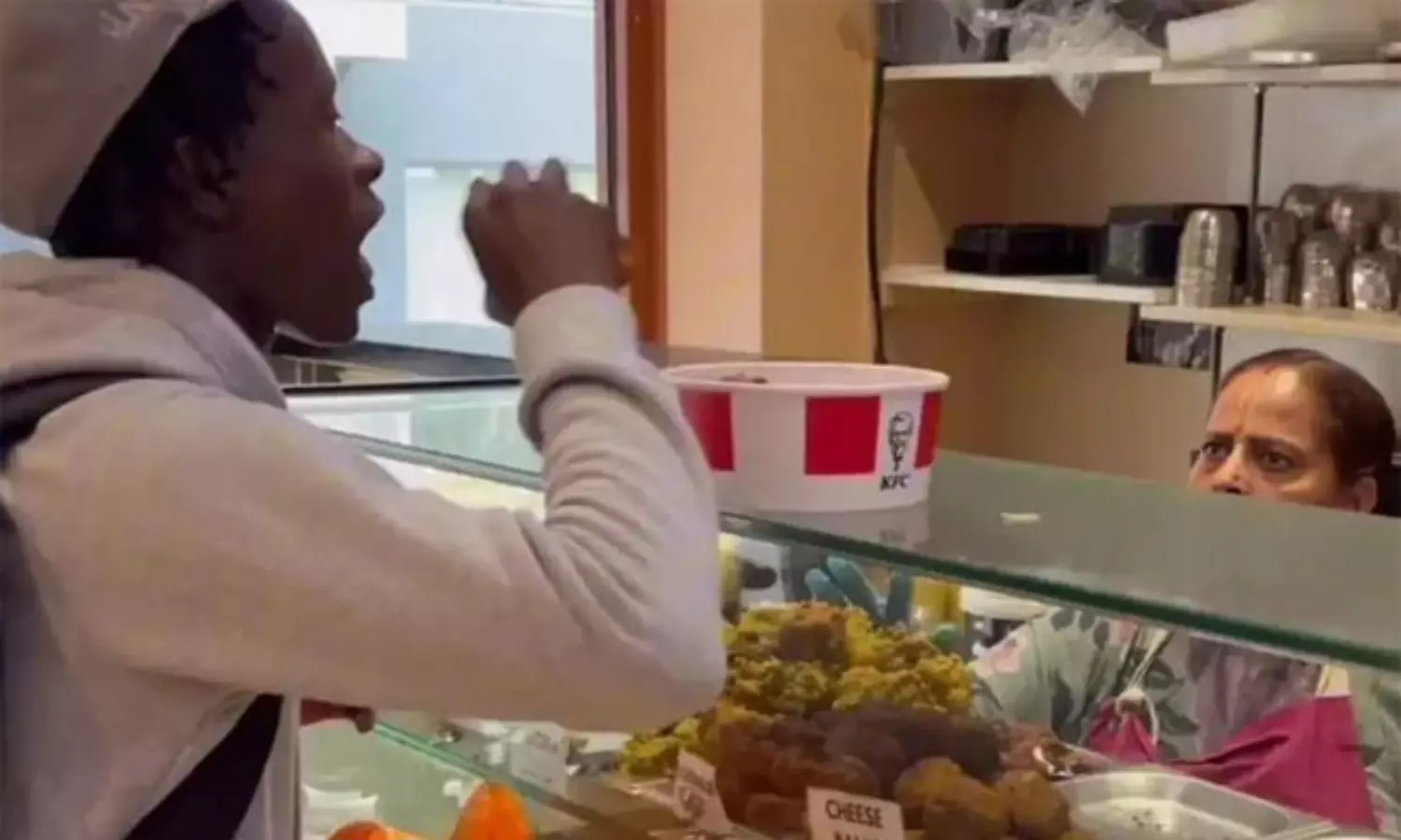 ఇస్కాన్ రెస్టారెంట్లోకి చికెన్.. రెచ్చగొట్టిన యువకుడు.. ఇస్కాన్ రెస్టారెంట్లోకి చికెన్.. రెచ్చగొట్టిన యువకుడు..