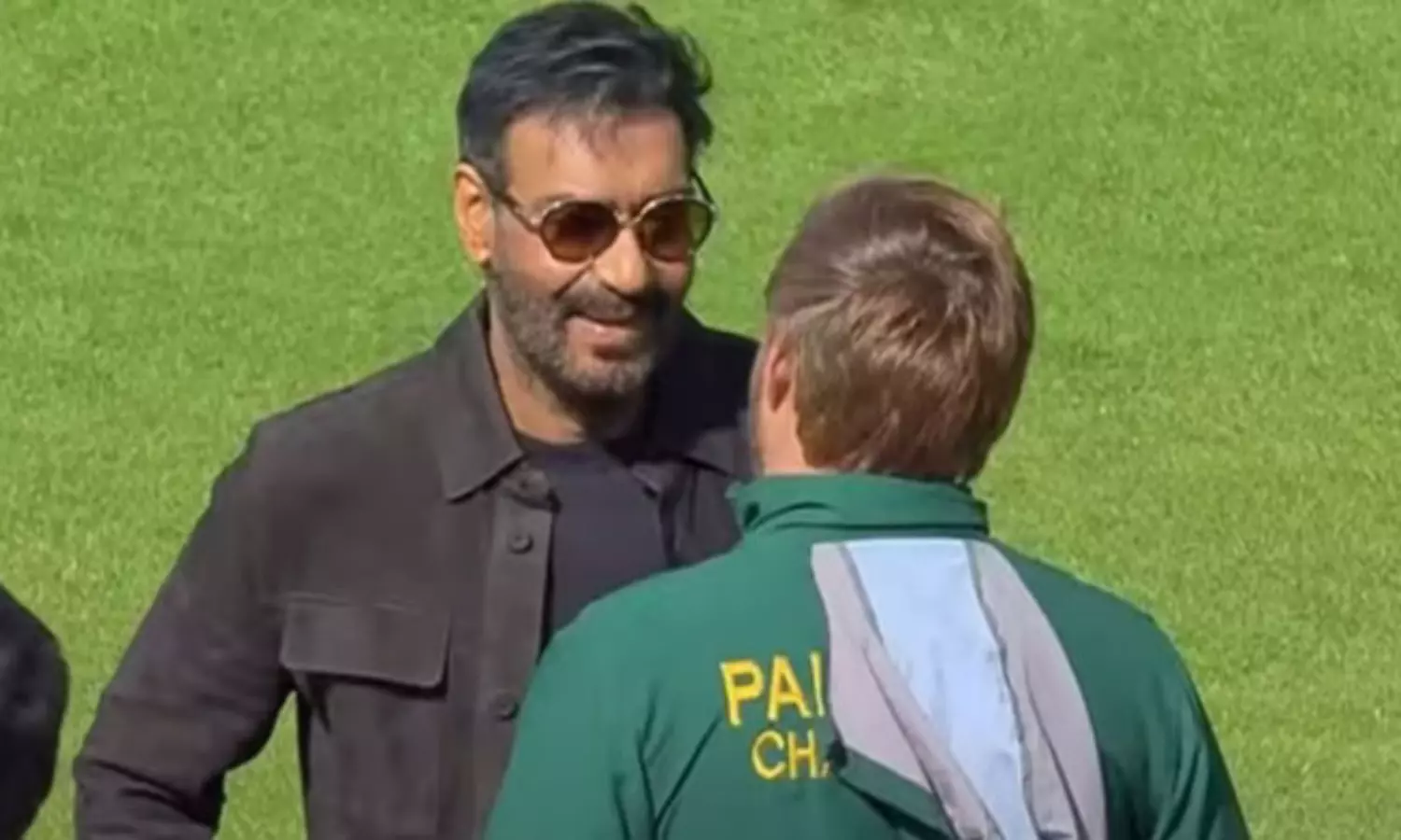 మైదానంలో మ‌న స్టార్ హీరో శ‌త్రువుతో న‌వ్వులాట‌లా?