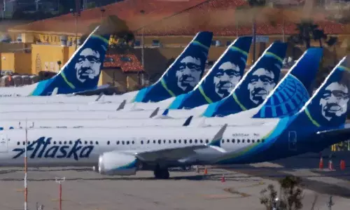 వందల విమానాలు ఒకేసారి ల్యాండ్... అలస్కా ఎయిర్ లైన్స్ కు ఏమైంది..!