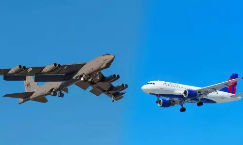 షాకింగ్... బీ-52 బాంబర్  యుద్ధ విమానాన్ని ఢీకొట్టబోయిన విమానం!