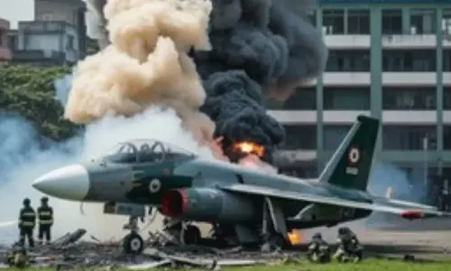 స్కూల్  బిల్డింగ్  పై కూలిన విమానం... ఆందోళనకరంగా 100 మంది పరిస్థితి!