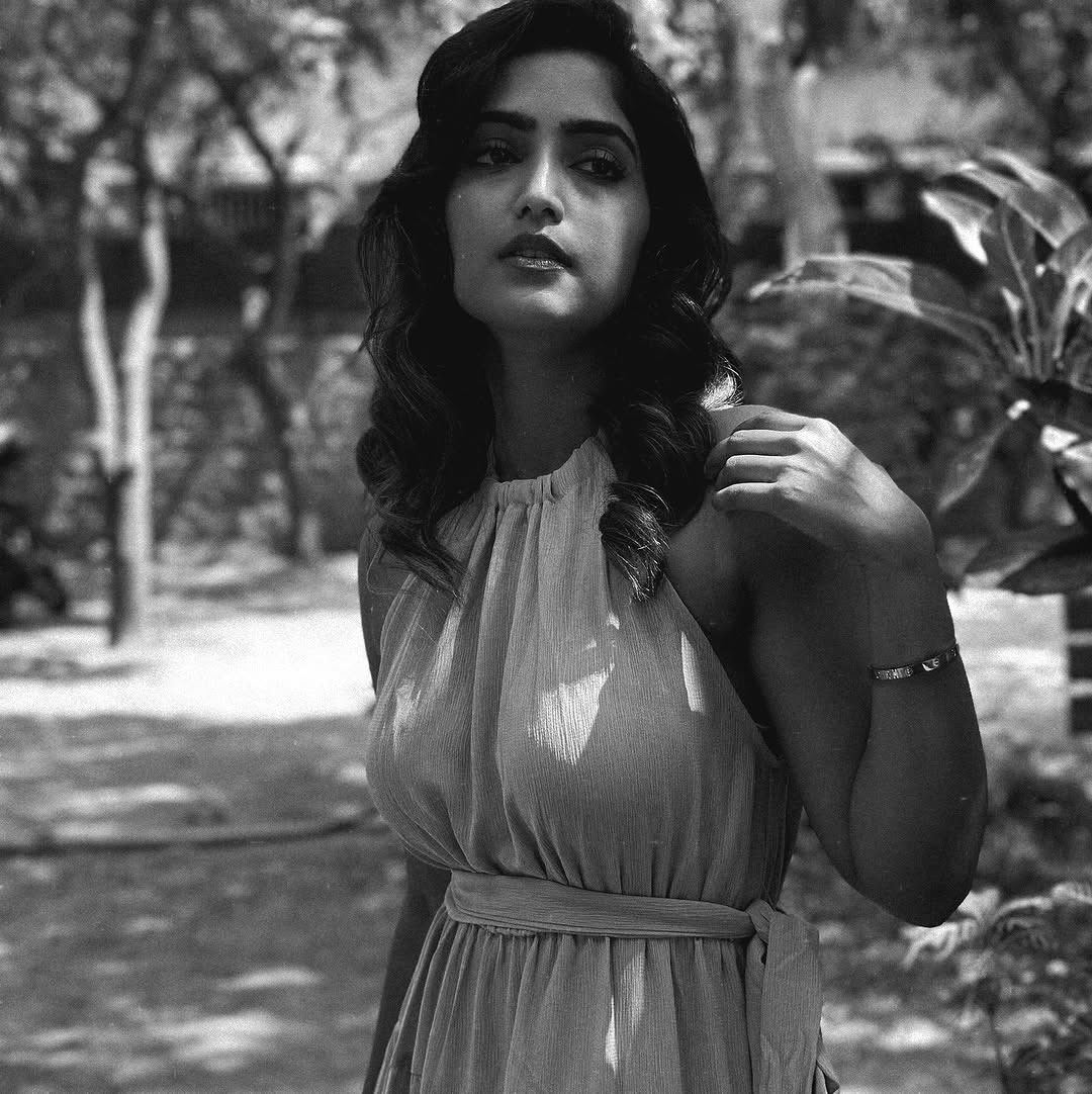 Reba Monica John Sets Monochrome Mood Right
