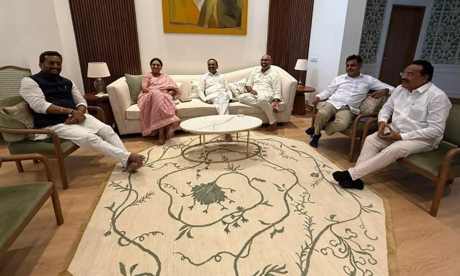 తెలంగాణ బీజేపీలో అంతర్గత పోరు: ఫోటోలే సాక్ష్యం!