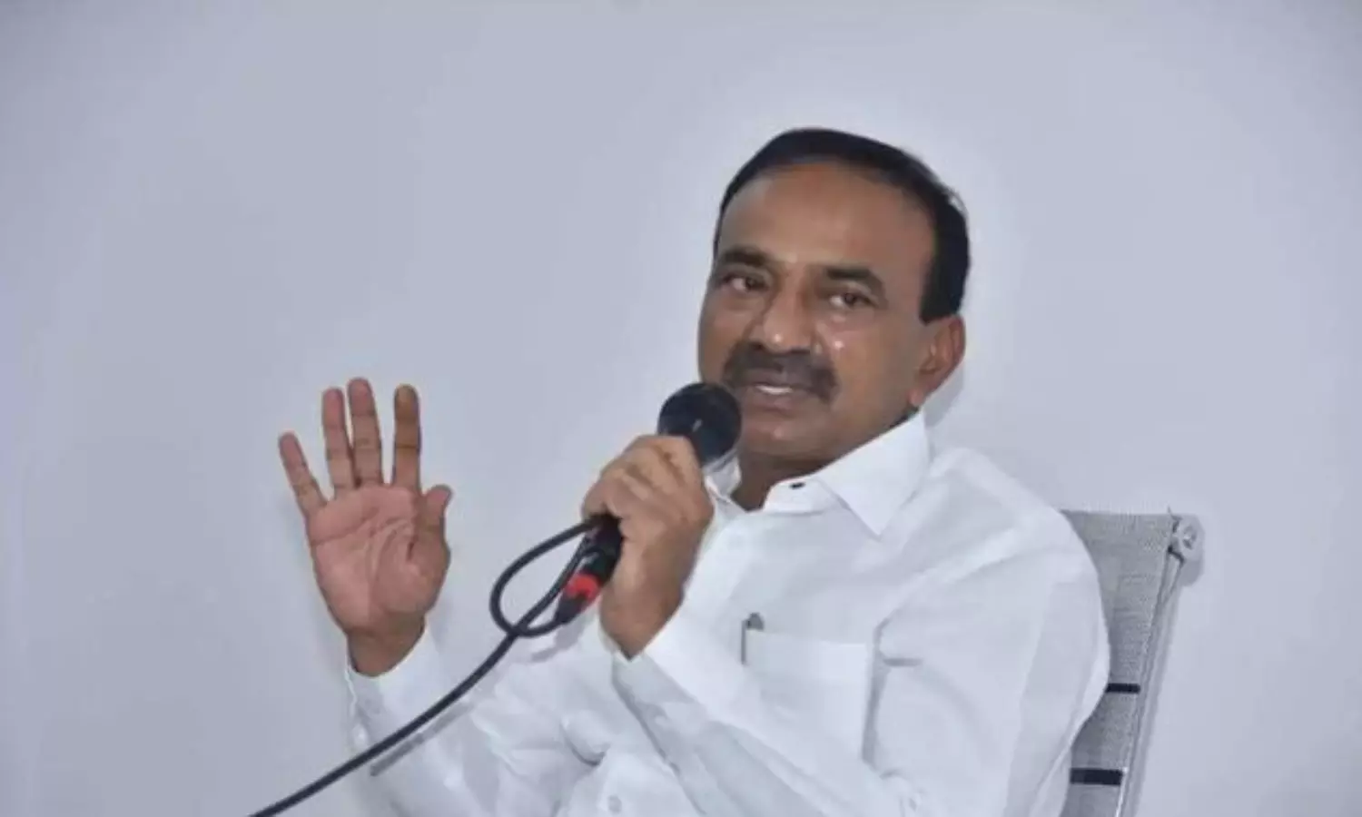 సీఎం కుర్చీ కోసం ఈటల రహస్య మంతనాలు సీఎం కుర్చీ కోసం ఈటల రహస్య మంతనాలు