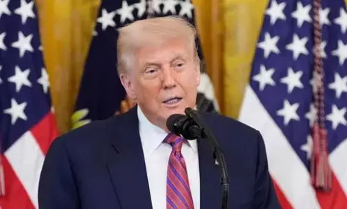 నీ కాళ్లను పట్టుకు వదలనన్నవి చూడే నా కళ్లు.. ట్రంప్  ప్లాష్ బ్యాక్ వైరల్!