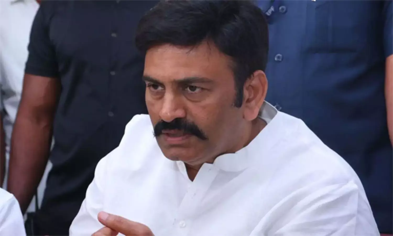 మంత్రులకు ఆగస్టు గండం...రఘురామకు కిరీటం ?