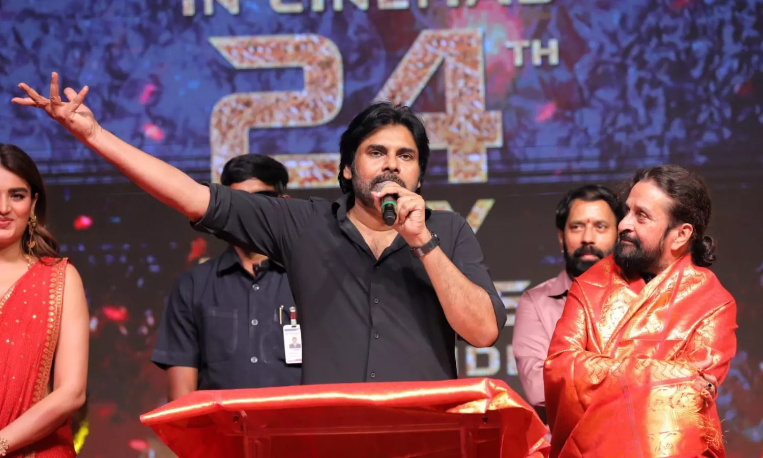 వేదికలు మారాయి.. స్పీచ్ మారలేదు..! వేదికలు మారాయి.. స్పీచ్ మారలేదు..!