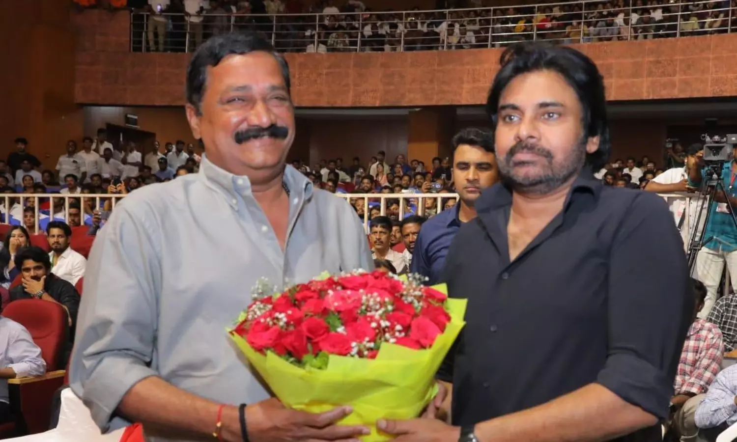 పవన్ తో గంటా ఇంట్రెస్టింగ్ మీట్ పవన్ తో గంటా ఇంట్రెస్టింగ్ మీట్