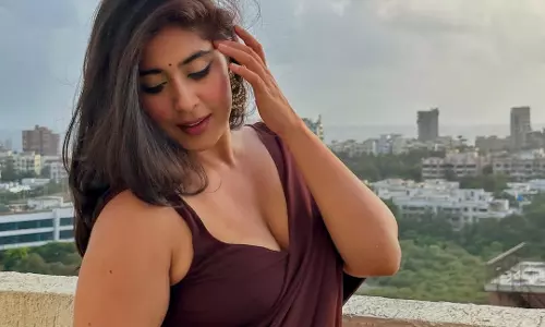 Nikita Sharma’s Maroon Saree Look Makes You Go Gaga