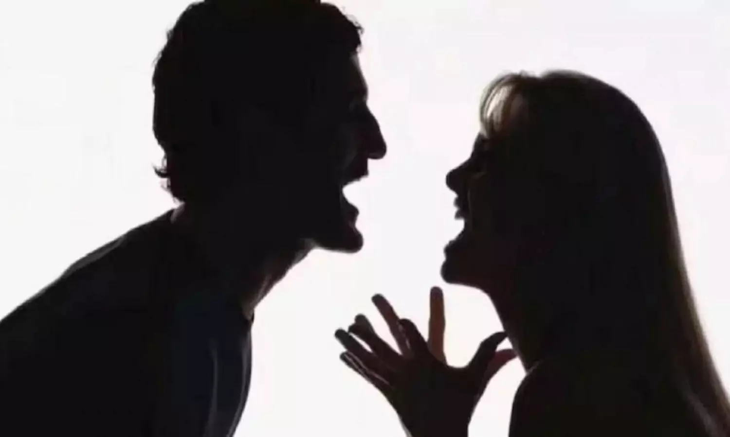 భర్త నాలుకను కొరికి నమిలి మింగేసిన భార్య