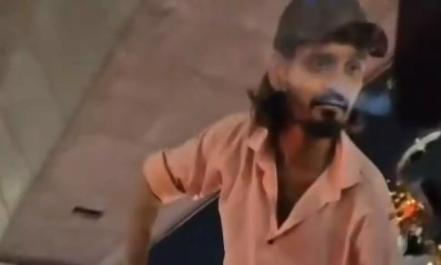 కారు బ్యానెట్ పైకెక్కి బెదిరించినోడ్ని పట్టేసిన పోలీసులు