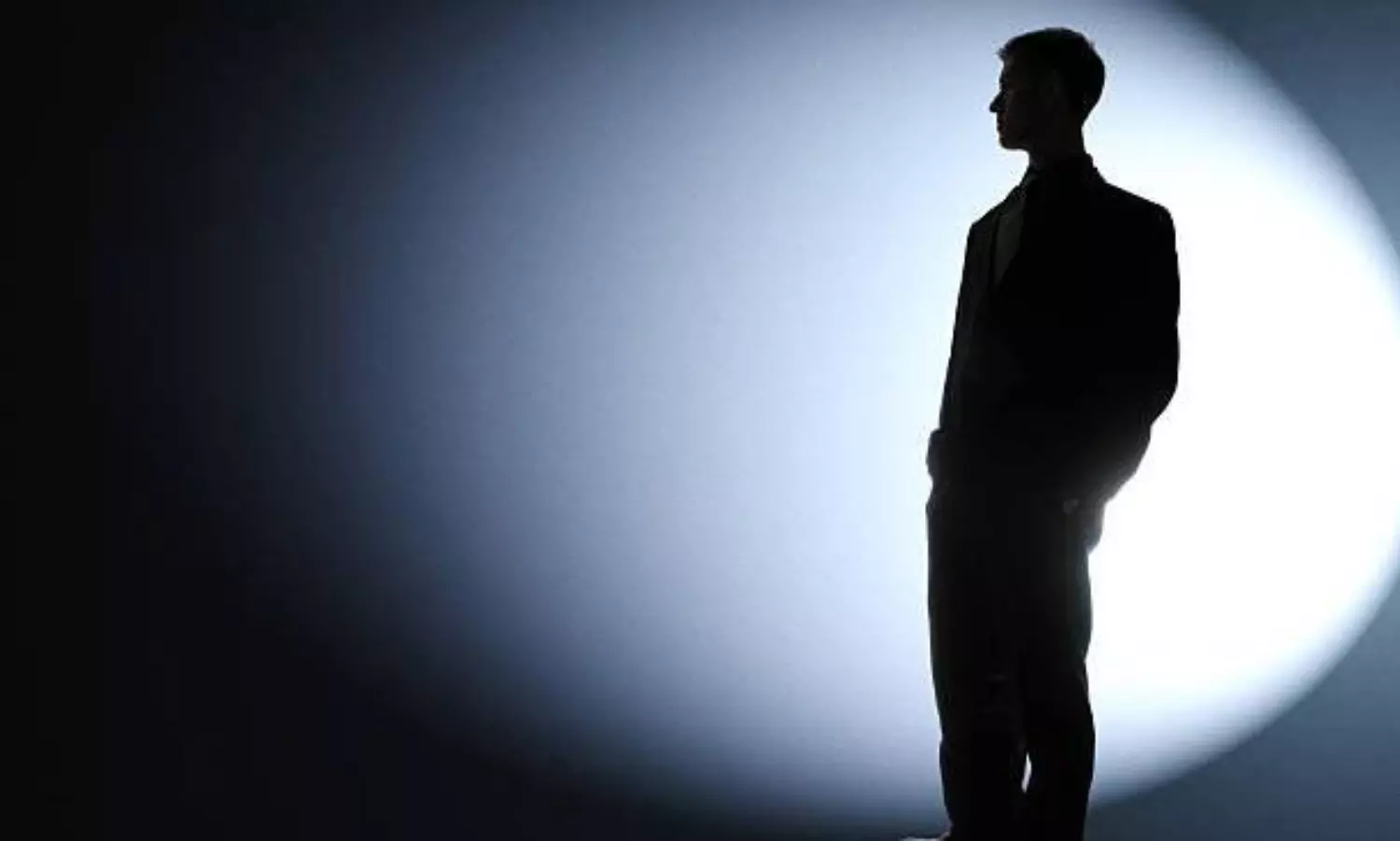 ఏడేళ్లు వ‌రండాలో నివ‌శించిన 100కోట్ల క్ల‌బ్ హీరో