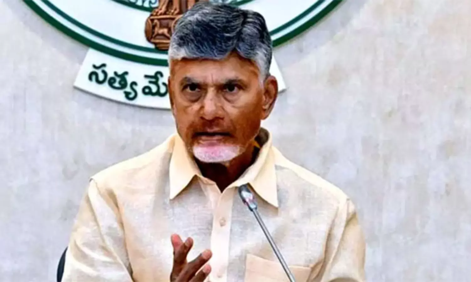 సైలెంట్ వార్: ఎమ్మెల్యేలతో సీఎం భేటీ సైలెంట్ వార్: ఎమ్మెల్యేలతో సీఎం భేటీ