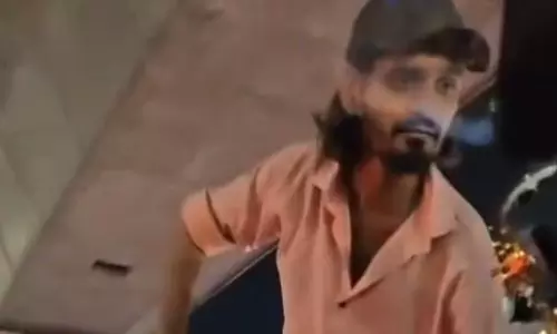 కారు బ్యానెట్ పైకెక్కి బెదిరించినోడ్ని పట్టేసిన పోలీసులు