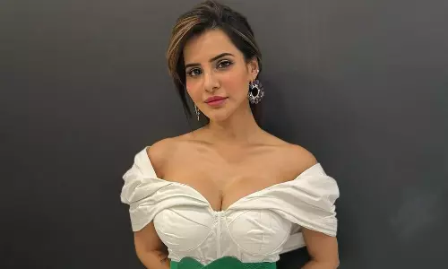 వైట్ ఫ్రాక్‌లో అషురెడ్డి హై గ్లామర్ ట్రీట్