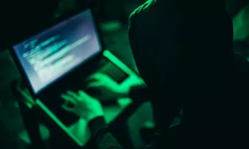 డిజిటల్ అరెస్ట్ అని చెప్పి దారుణం.. మహిళలను నగ్నంగా కూర్చోబెట్టి...!