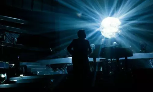 నైట్ పాడించి డ‌బుల్ పేమెంట్ ఇచ్చే ఏకైక వ్య‌క్తి!