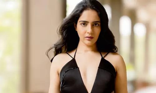 ఎవ‌రు ఈ బ్లాక్ అండ్ బ్లాక్ లేడీ